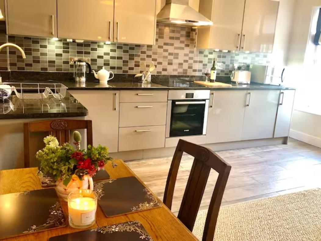 Pass The Keys Old Beams Luxury Style & Comfort In Town Centre Бейкуел Екстериор снимка